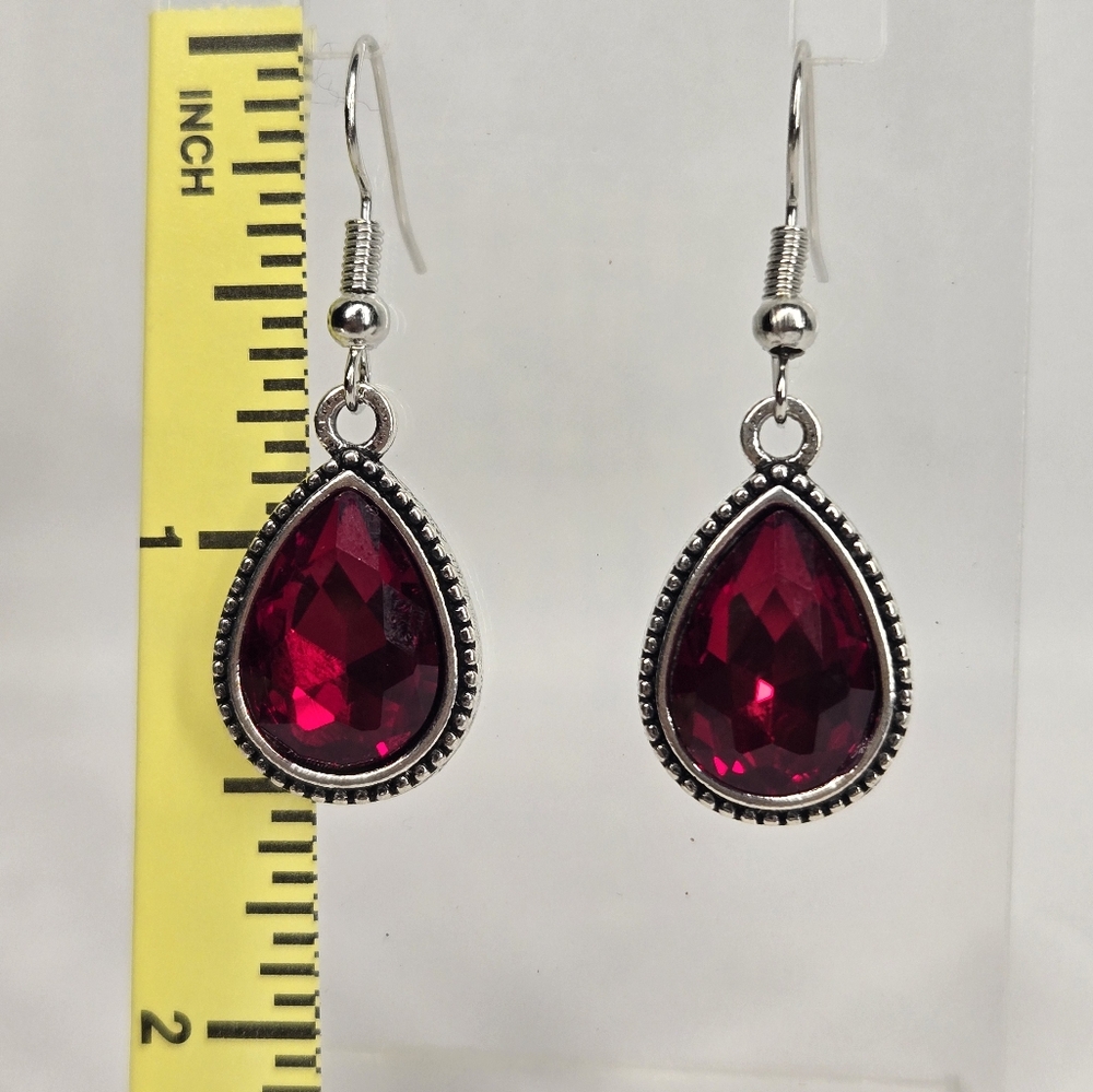 Glamorous Red Or Green Teardrop Earrings